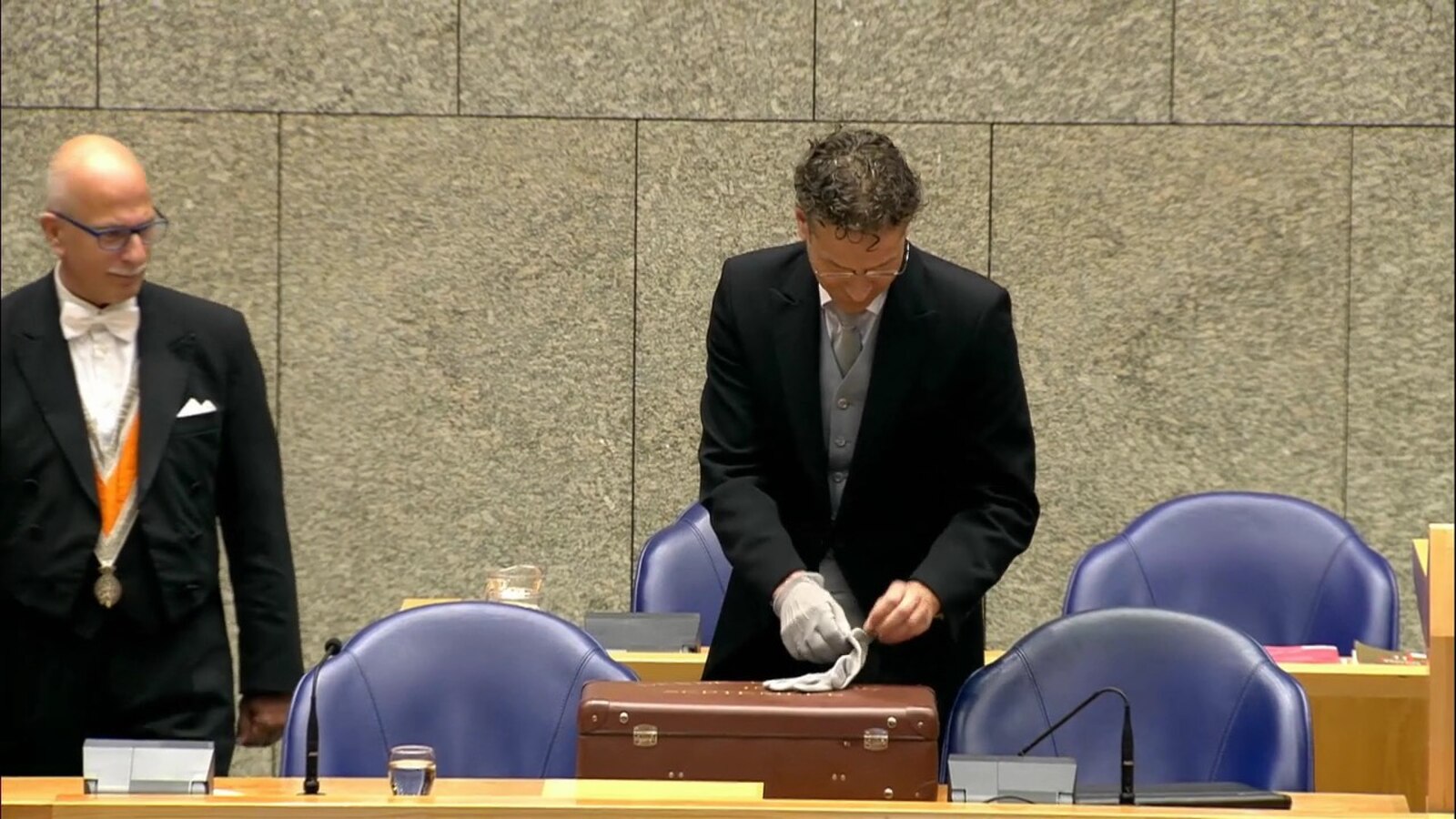 Aanbieding koffertje — Prinsjesdag 2015